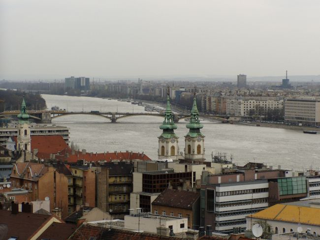 ドナウ川をのぞむ。下水は未処理で流しているとか。