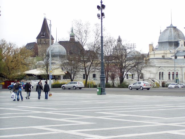 今晩泊まったホテルはフィットネスセンターがあって、そこには温泉やサウナがあり、タイ式マッサージを受けることもできる。売店も充実していて朝食も料理の種類が豊富。ベッドはダブルだったので落ちる心配もいらなかった。