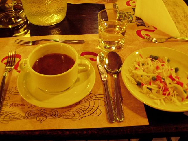 夕食はキャベツサラダ、ポークソテー、グヤーシュ、クリームケーキ。このレストランは珍しくトイレが有料。しかもギター・ヴァイオリン・アコーディオンのバンドのおじさんたちが控えていて、下手な演奏を繰り返したあと、チップをせがんで大変だった。<br />食後はブダペストをドライブ。ライトアップされたくさり橋は幅が狭いがとてもきれいだった。