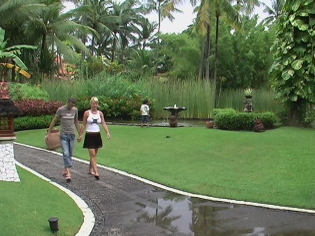 ホテルからプールへと続く道を、雨が上がりお散歩中かな。カップルがたくさんいました。まるで映画のシーンのように