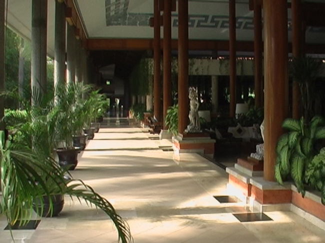 ホテルのロビーは広々としていました。大きな東屋風で側面の壁がありません。風が吹き抜けるようになっていました。