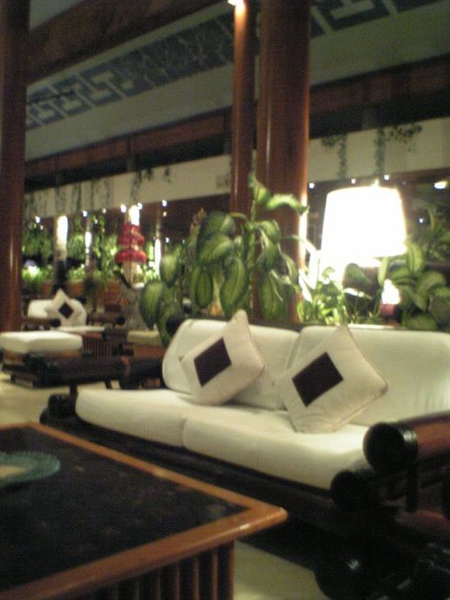 ホテルのソファーもゆったりとしていました。<br />ロビーは朝と夜ではずいぶん雰囲気が違います。