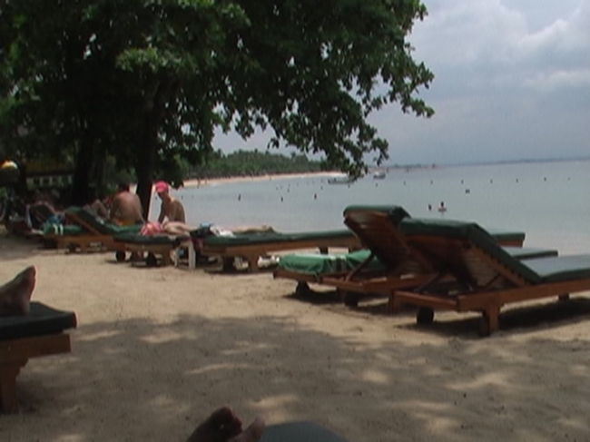 ２２日、最終日が一番晴れていました。このお天気ならやっぱり海にプール。思う存分遊びました。この日は、今まで会わなかった日本人も海やプールで会いました。ご飯も食べず14:00すぎまで遊び続け、部屋に戻りお風呂にはいってからの食事となりました。またまた、ホテルでツアー特典の残りのナシゴレン。でも、同じものをたのんでも夜と昼ではちょっとちがうんだ。夜は海老がいっぱいついていたナシゴレン。お昼は、チキンがいっぱいついていました。どちらもおいしかったけれど、私は夜の方が好きです。けんちゃんは途中寝ちゃいました。私たちも、18：00のチエックアウトまで部屋に戻りお昼寝しました。そろそろ、楽しかった旅行も終わりです。迎えは、19：30で、DFSギャラリア・バリによって選べる夕食と最後のショッピングを終え空港へ向かいました。出発の午前01：00までは、長くしんどかったです。お昼寝をしてくれたので子供たちは元気でしたが、荷物整理に追われたママは、ダウン気味・・・もっと小さい子供連れの方は、抱っこに手荷物と本当に大変そうでした。