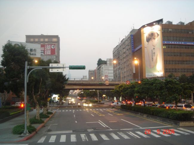 夕闇迫る台北駅前