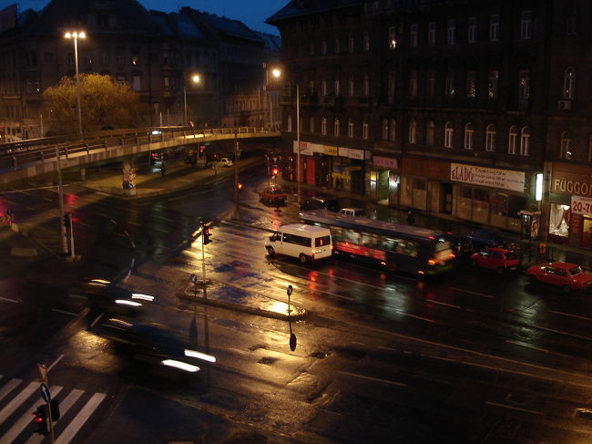 　グランド・ホテル・ハンガリアの部屋から見た街の様子。２両編成のバスが珍しかった。<br />　小雨に濡れて道路が光っています。