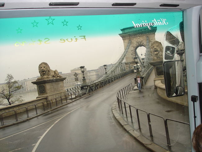 　ドナウ川に架かる「鎖橋」<br />　バスの中から撮りました。