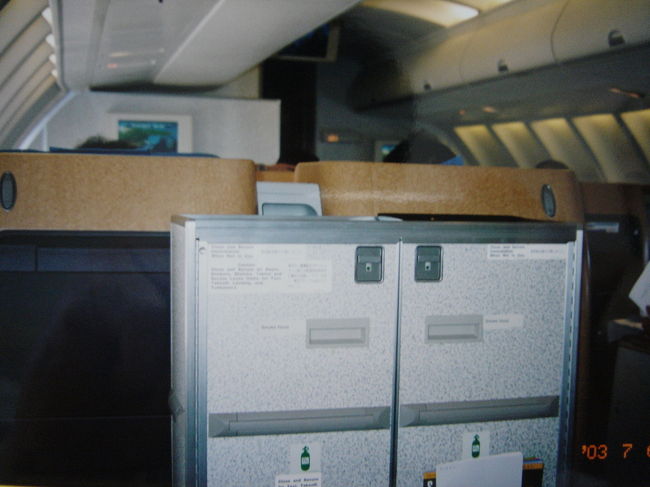 この旅行では、ＡＮＡの正規割引普通運賃＋５５０００マイル使用で、ビジネスクラスにＵＰグレードして行きました。行きの、成田〜フランクフルト間の機内です。２階席の非常口席だったので、前が広々していてなお良かったです！