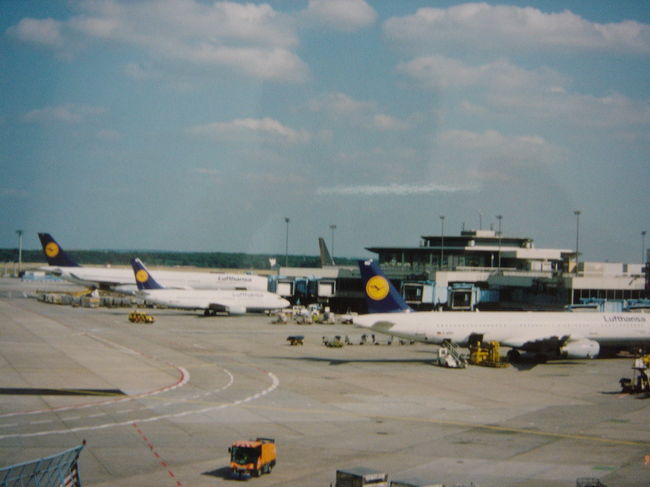 フランクフルト国際空港に到着です。ここで乗り継ぎ時間が何と５時間もあり、さすがに気分的にも疲れました…。ハンガリー航空に乗ってブダペストへ向かいましたが、その後ホテルに到着したのはかなり遅い時間になりました。