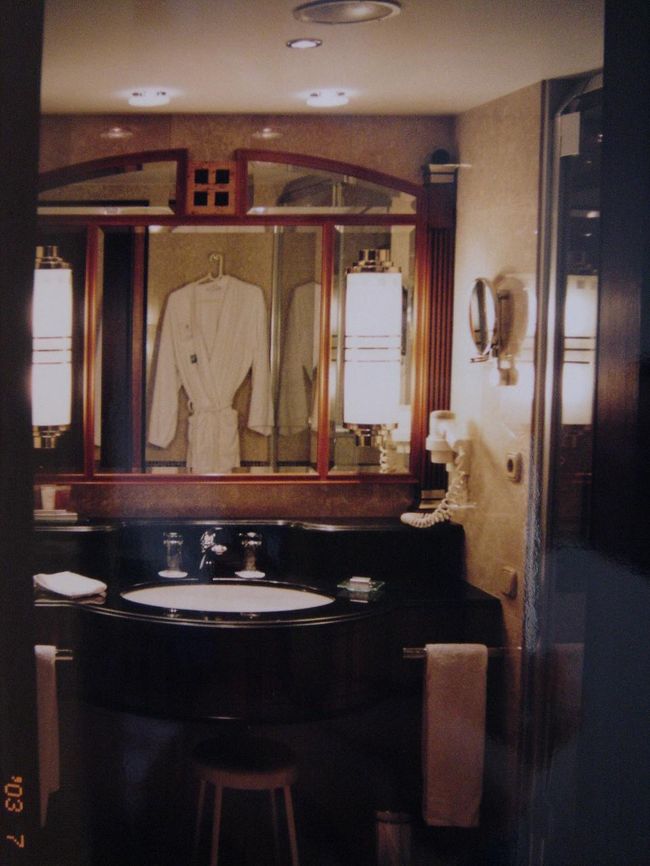 洗面台やバスルームは、大理石張りで比較的豪華な方でした。