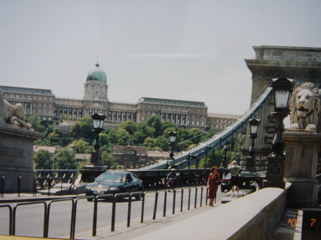 くさり橋のたもとから、王宮を望みます。<br />この後橋を渡って向こう岸に向かいました。