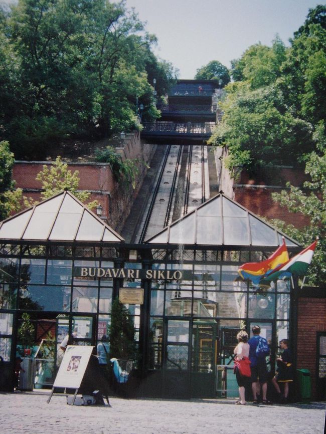 橋を渡ると、クラルク・アーダーム広場があり、ここから王宮の丘へ登るケーブルカー乗り場があります。