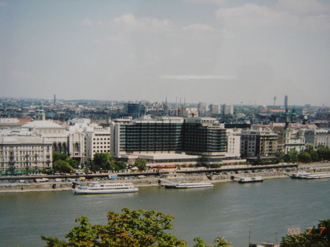 同じくペスト側の眺めです。<br />中央に黒っぽく写っている建物が、マリオットホテルです。ドナウ川沿いにある為、ドナウ川ビューの部屋であれば、くさり橋の夜のライトアップも部屋から綺麗に見られたと思います。