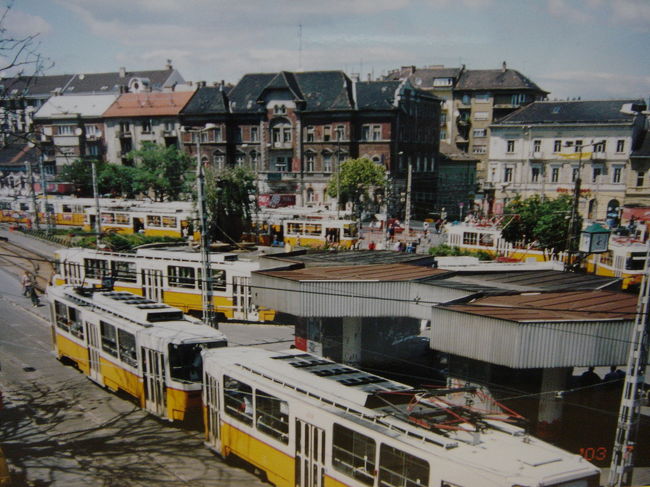 街中をレトロなトラムが走っています。