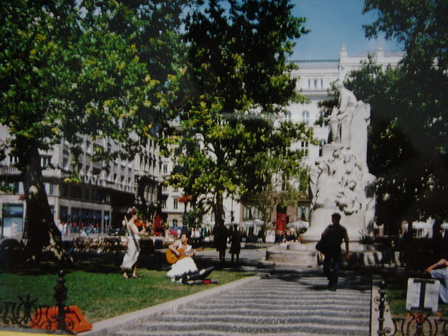 街中の公園で楽器を奏でている人達もいました。<br />さすが有名な音楽家、リストの街です。