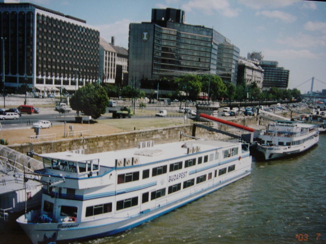 ドナウ川に停泊中の遊覧船。