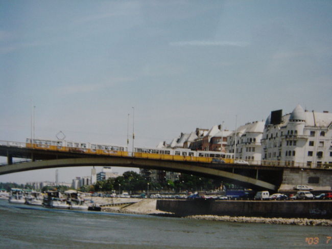 橋の上をトラムが渡って行きます。