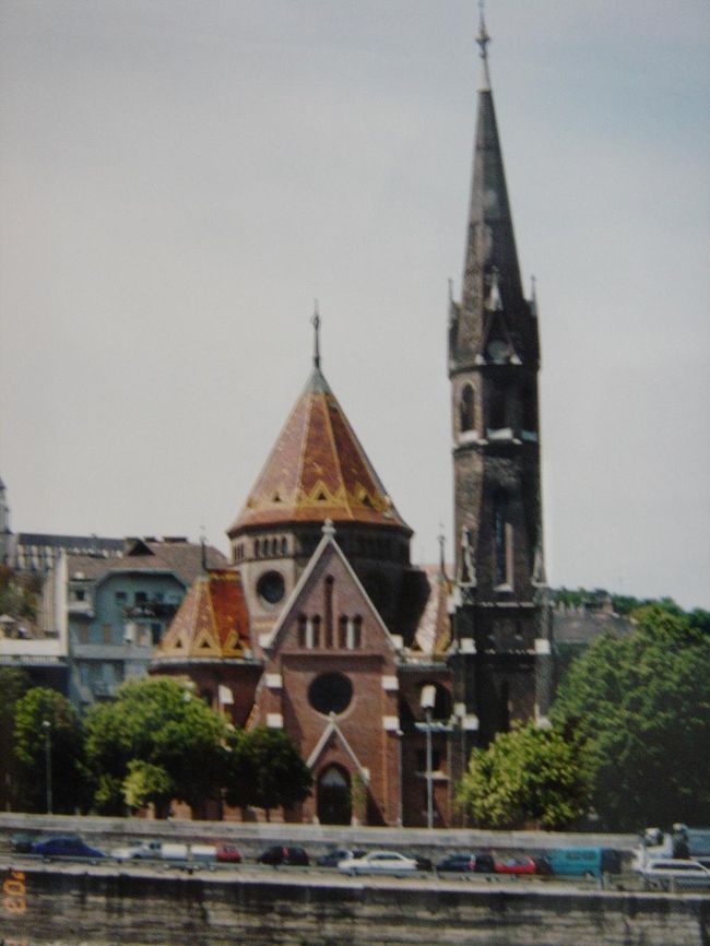 遊覧船から見えた教会。