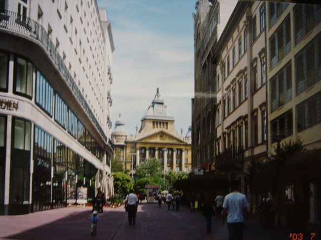 ペスト側の街中です。聖イシュトヴァーン大聖堂が向こうに見えています。