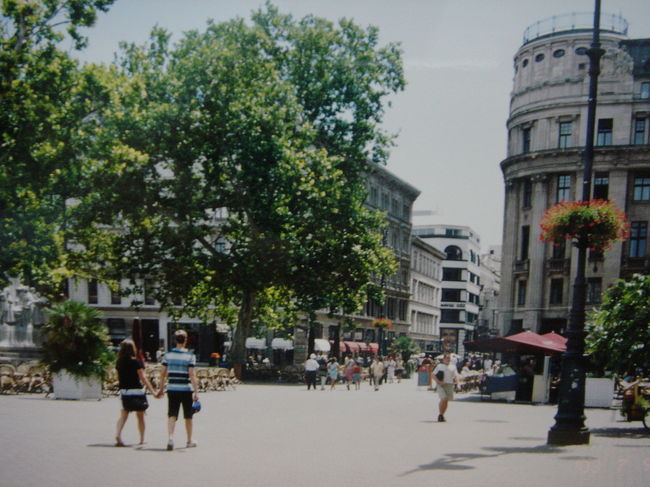 ペスト側のヴァーツィ通り周辺の景色です。