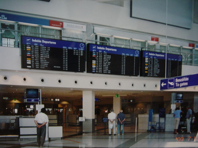 ブダペスト（フェリへジ）国際空港の出発口です。<br />比較的規模の小さい国際空港でした。