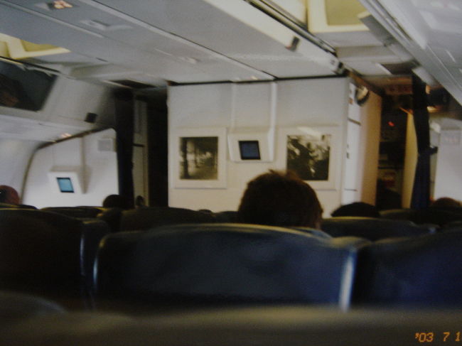 ヨーロッパ域内路線では珍しく機材は、Ｂ７６７でした。革張りのシートで何となく豪華です。