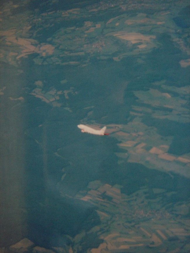 右下に別の飛行機が飛んでいました。アメリカやヨーロッパでは、こういう光景に出くわす事が結構あります。