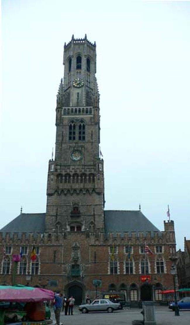 ベルフォート（鐘楼）<br />47の音色が響くカリヨンは、数回耳にしたけど何の曲かはわかりませんでした。王冠のような塔の先端が街を歩くときの目印で、中心のマルクトに面しています。