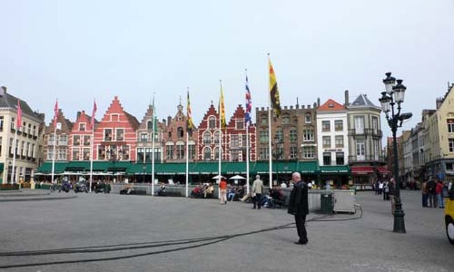 ギルドハウスが並び、ヨーロッパに来たなぁと感じさせる広場です。このマルクトに面したお店は飲食店もあり、チョコレートラインという地元のチョコレート屋さんもあります。<br />ブルグ広場のカフェでワッフルを食べたのですが、同じ店がここにもあり、カリヨンを聞きながらここで食べたらよかった・・・と思いました。