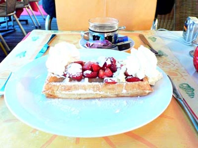 これが食べたブリュッセルワッフルです。<br />本当にふわふわで美味しかったです。生クリームとイチゴがたっぷりでした。