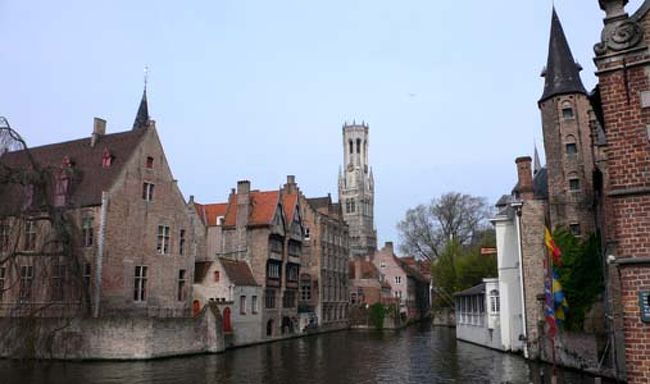 ずーっと見ていても飽きないくらい美しい運河沿いの風景。奥にベルフォートが見えています。