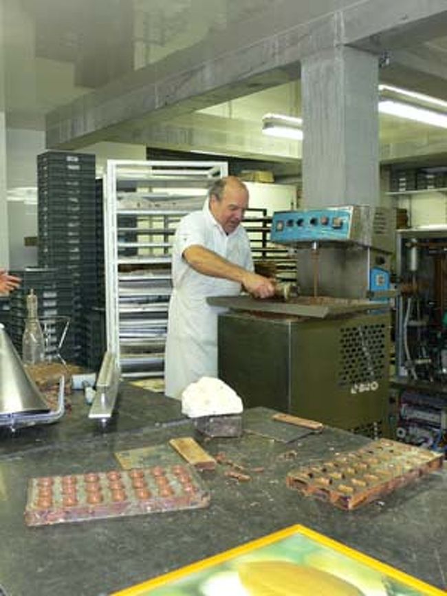 プラリネを作る過程を実演していただきました。聖母教会からダイヤモンド美術館へ向かう途中にあります。Chocolatier Sukerbuycというお店です。