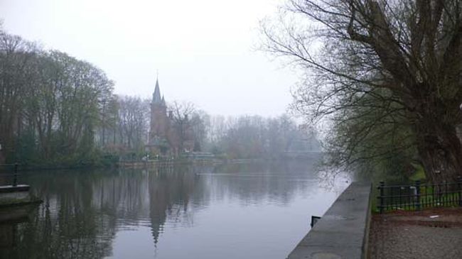 朝の散歩にて。愛の湖。