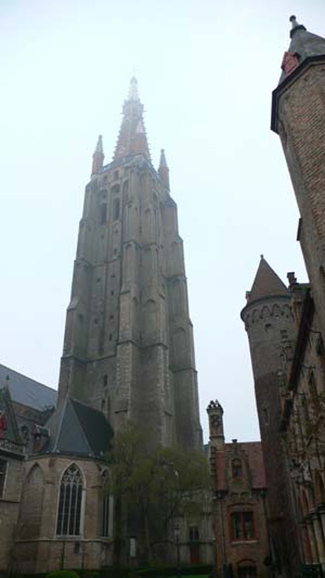 聖母教会の尖塔。中にはミケランジェロの聖母子像があります。