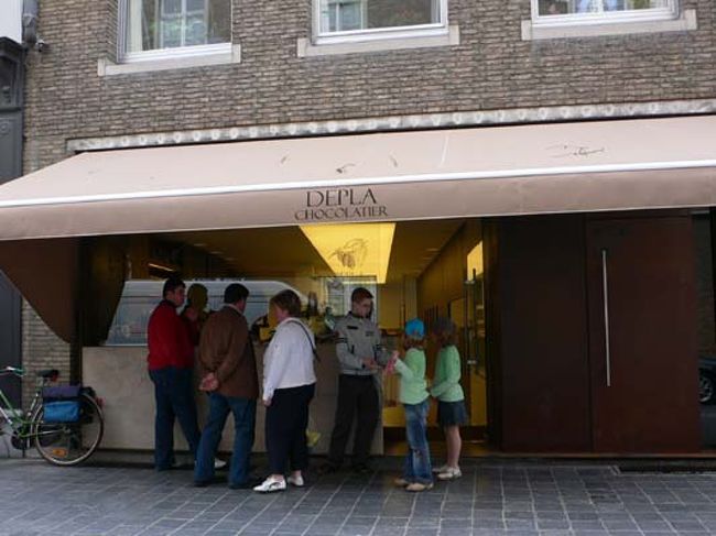 Depla Polというチョコレートのお店。ここではクルミのプラリネを買いました。