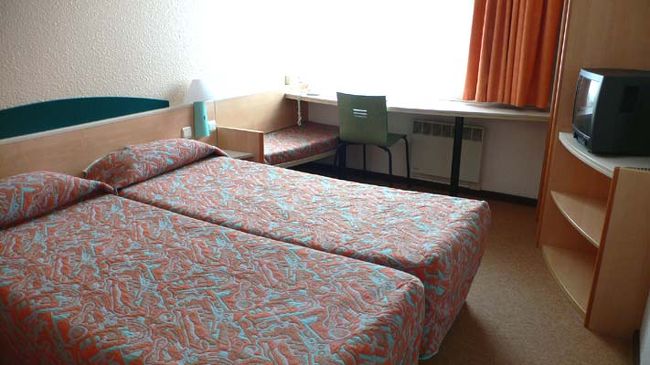 ホテルの部屋です。<br />ダイヤモンド美術館、日本食たぬきのすぐ近くの「イビス ブルージュ セントラム」です。<br />マルクトまで徒歩10分ちょっとくらいでしょうか。ベギン会修道院へは徒歩3分くらいかな。<br />部屋にはミニバーや石けんは付いていませんが、バスタブもあり不自由はなかったです。