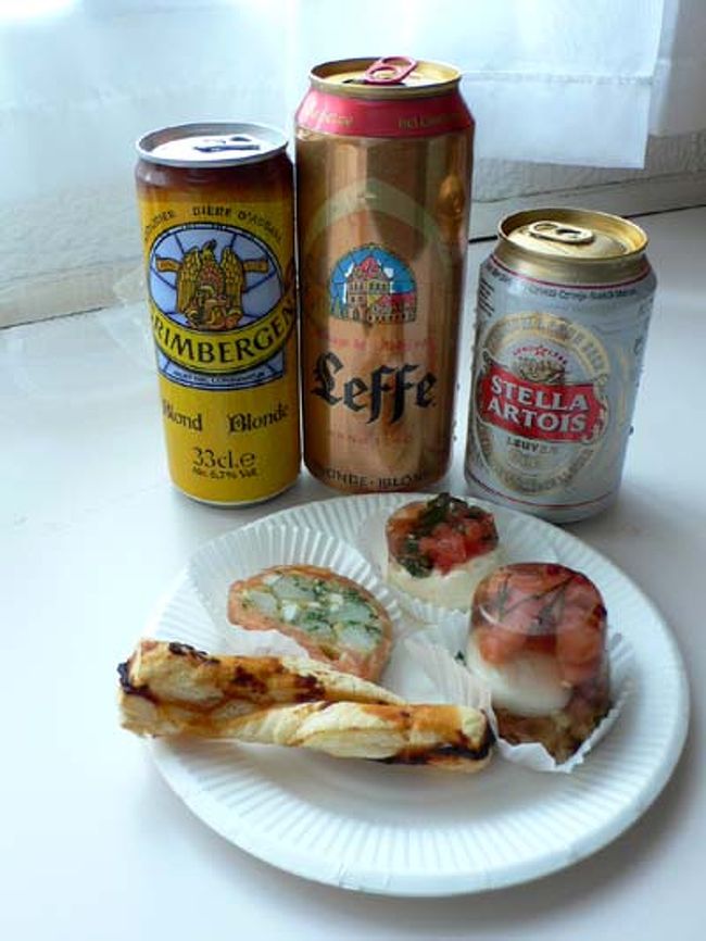 お店でビール3種と白アスパラのムース、サーモンとうずらのゼリー寄せ、アンチョビーのパイ、サーモンの白アスパラ巻きを買って、部屋で食べました。この他にチョコレートケーキ2種を食事前に戴きました。