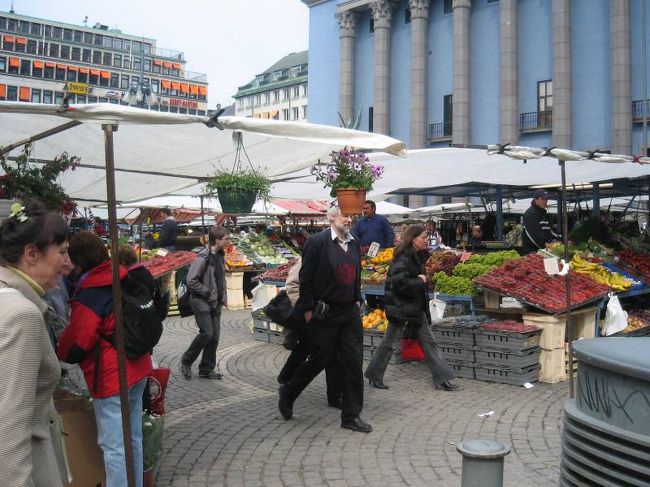 中央の広場では、市が立ってました。
