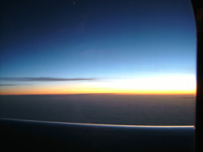 飛行機の中からの日の出写真です。