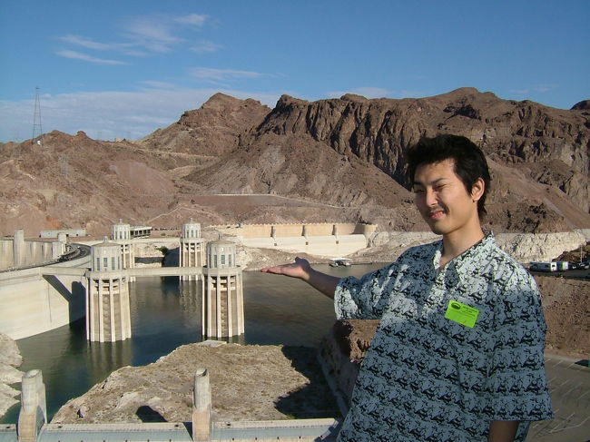 フーバーダムです！<br />寝起きです。バスで隣のデブおばちゃんが糖尿病の薬を打っておきながら、お菓子をバクバク食ってたのにはびっくりしたなあ。