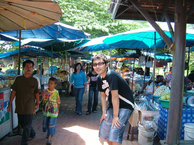 プララムの近くの地元のマーケット。アユタヤ名物の綿飴をクレープの皮にくるんで食べる食べ物があるよ＾＾20B〜