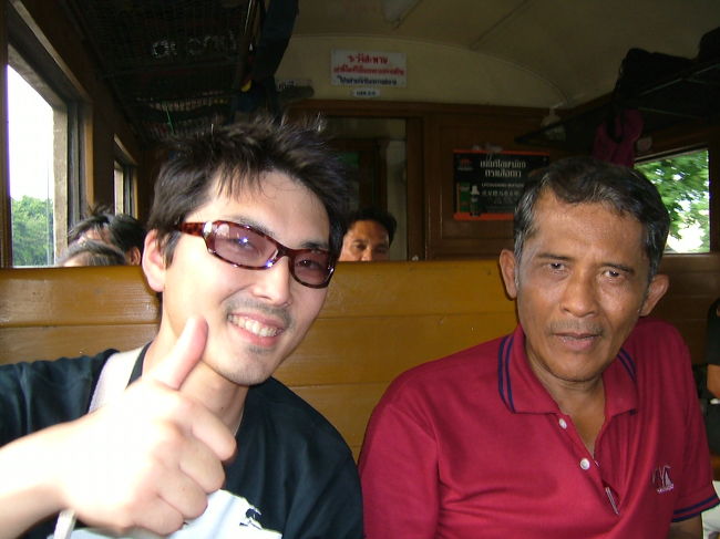 帰りの列車で妙に話しかけてきたおやじ！！3年間日本語の勉強をしているらしく、通訳の仕事をしているそうだ。でも、ほとんど日本語はなせてねーーぞ！コラ！