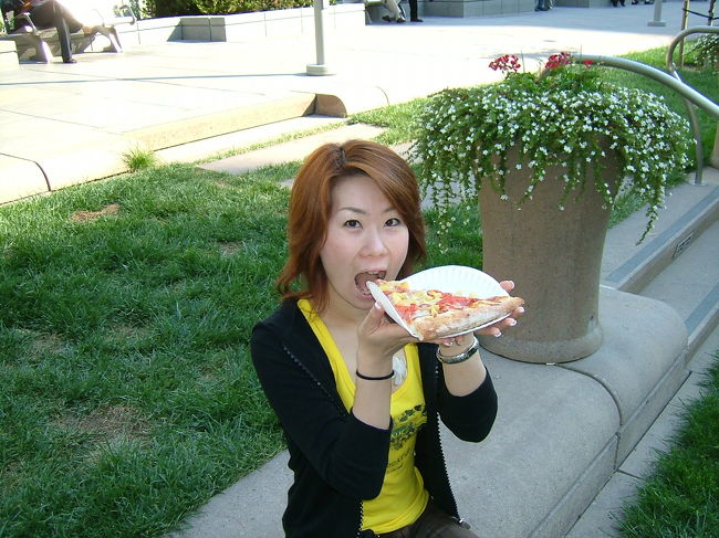 ｻﾝﾌﾗﾝｼｽｺのケーブルカーの出発点付近のビザ屋（確かマックの隣）このピザ屋は世界一旨いと思う！！でかさも相当なモンですよ^^