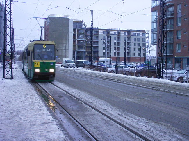 そのムーミンの食器で有名なARABIA　アラビア&amp;イッタラ工場に言って来ました〜<br />まずは、ヘルシンキ駅の前から、トラム6番に乗ってARABIAというところまでいきましょう!<br />このトラムの終点が工場の前なので、安心ですよ。<br />現地の方は大抵、定期券を持っている人とかプリペイド?を持っていて、後ろから乗ります。<br />しかし、私たちのようなそういったものを持っていない人はどうやら一番前から乗って、<br />運転手さんにお金を払います。<br />