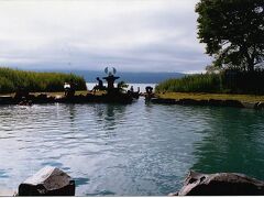 池の湯

奥にあるのは屈斜路湖。
湖畔にある露天風呂の中ではここが一番見つけにくいかも？
観光船発着所の脇の細い道を抜けていくとありました。

屈斜路湖畔にある露天風呂の中では一番大きいのですが、やはり和琴温泉同様掃除が全くされてないのでけっこう汚く感じます。
足下からお湯が湧き出ているんですが、緑の藻がどうも…f(^^;)
冬には白鳥が訪れて一緒に入浴できるそうです。