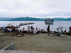 砂湯

ここは砂を掘ると温泉が湧き出る温泉で、近くにキャンプ場があるためここが一番混んでいました。
泉温がかなり高温のため火傷にご注意下さい。

その熱いお湯を湖でうすめて適温にするんですが、掘って自分で作るのがけっこう楽しいである。
スコップがあれば簡単に掘れますが、砂なので手でもけっこう掘れます。
画面向かって左側に見える四角い湯舟はもちろん入浴できますが、先程も言ったように泉温がかなり高温なのでうすめて入ってくださいな。
手を入れただけでもかなり熱かったので約50度ぐらいはあったと思います。

この後北見で焼き肉を食べたいがためにわざわざ美幌峠を越えて、北見で美味しい焼き肉を食べる。
お腹いっぱいになったあと北見のおとなり端野町で温泉に入り、また美幌峠を越え道の駅摩周温泉で就寝。

と思いきや時間が22時をまわっていないのにパーキングはいっぱい。
思案した結果、川の向こう側に公園があることがわかってそこで寝ることにする。
ここは水場もあればきれいな便所もあり、私達と同じような人？がたくさんいて車がたくさんとまってました。歯を磨いておやすみなさい。