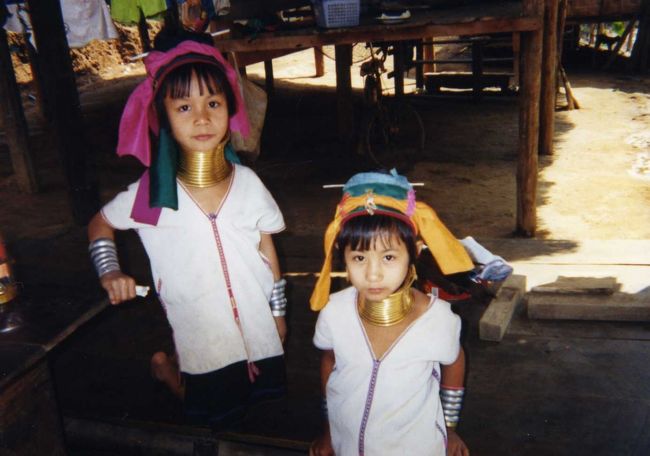 小さい頃から付けられてるんだって。<br />金属は真ちゅうで、現物のはめるやつを俺も持ってみました。かなり重かったのを覚えてます。<br />