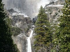 Yosemite Fall。

滝壺までの道は凍結していて、トレッキングシューズ無しには登っていけなかった。残念！山ではやはりトレッキングシューズは必携。トレイルの途中から撮影し引き返す。