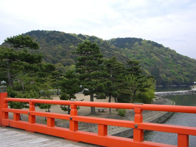 Waiting For Friends<br /><br />ナビがついている車に乗ったあたし達は、いとも簡単に目的地に到着。<br /><br />もう一台の到着が遅い。運転しているのは元京都住人なのに。<br /><br /><br />時間をつぶすために平等院鳳凰堂の裏手にある川沿いの公園を散歩。<br /><br />仕事柄、海は毎日見ているが山の空気を吸うのは久しぶり。