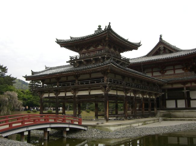 Byodo-in Houoh-do<br /><br />「平等院鳳凰堂」<br /><br />10円玉にあるのは正面から見た姿。なんとなく平べったい。<br /><br />横から見たほうが立体感が増してカッコいい。<br /><br /><br />友人の一言<br />「思ったより小さくない？」