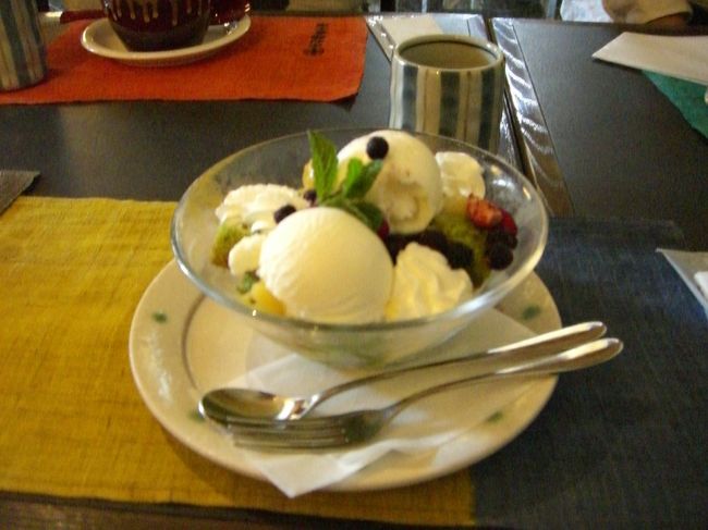 Tea House<br /><br />次の目的地をナビに入力、平等院にほど近いお茶屋さんへ。<br /><br />さすがOL、ガイドブックで予習は完璧です。<br /><br />彼らに着いていくだけのあたし。まるで修学旅行気分。<br /><br /><br />たくさんある和風デザートの中から選んだちょっと洋風なスィーツ。<br /><br />溶けたバニラアイスがしみこんだ抹茶のシフォンケーキ、絶妙♪